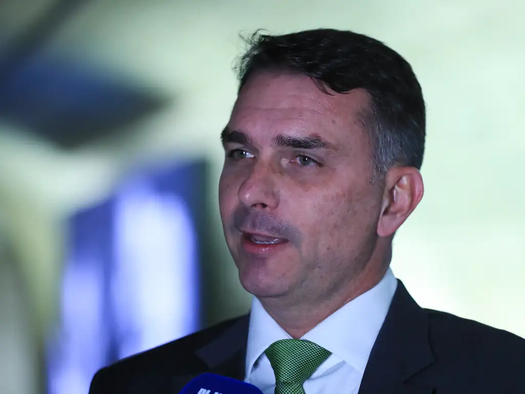 Flávio Bolsonaro vai ao debate da Globo mesmo sem Lula