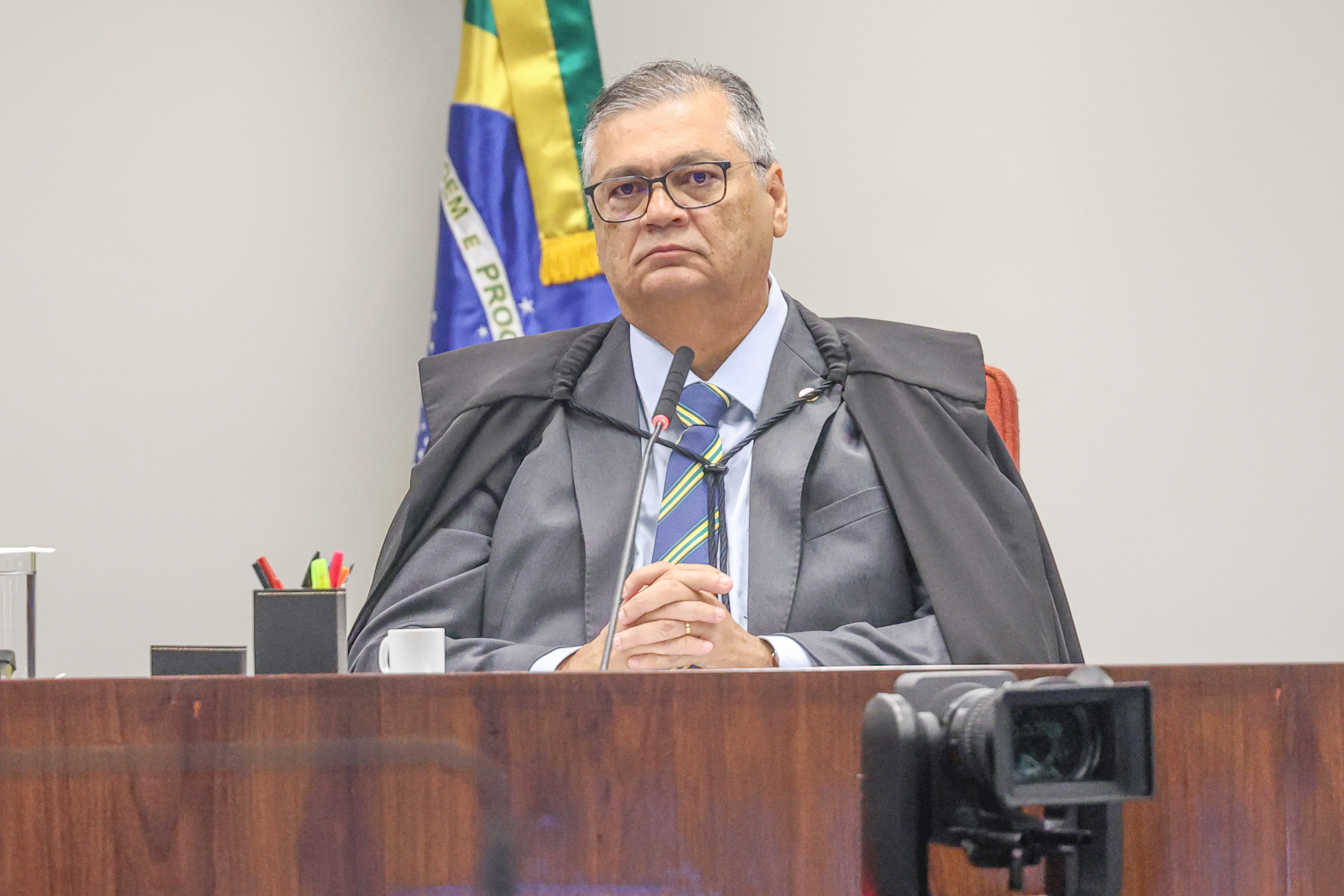Dino defende Estela Aranha e questiona ataques à "única mulher"