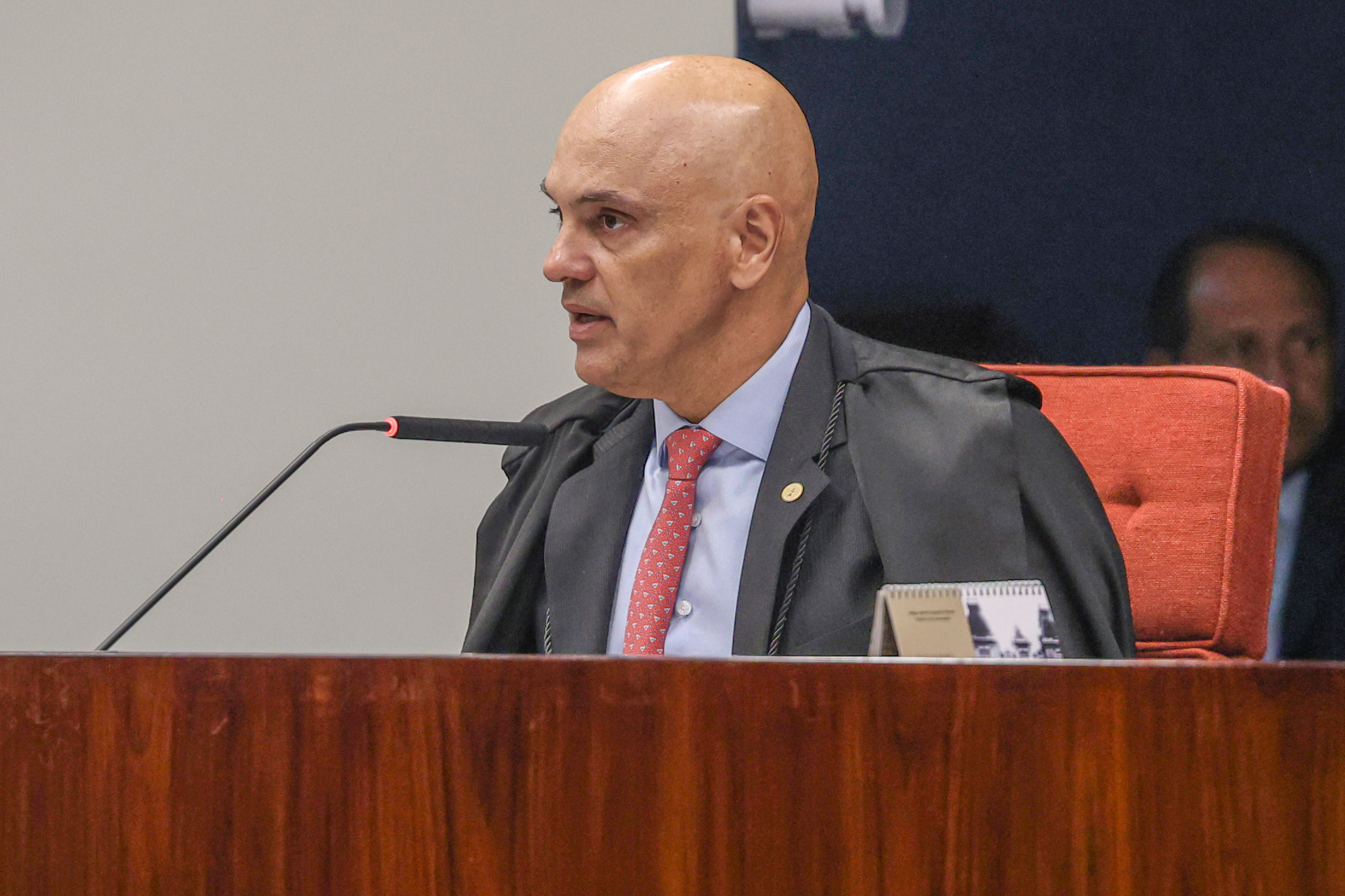 Moraes autoriza semiaberto para "Débora do Batom", condenada pelo 8/1 