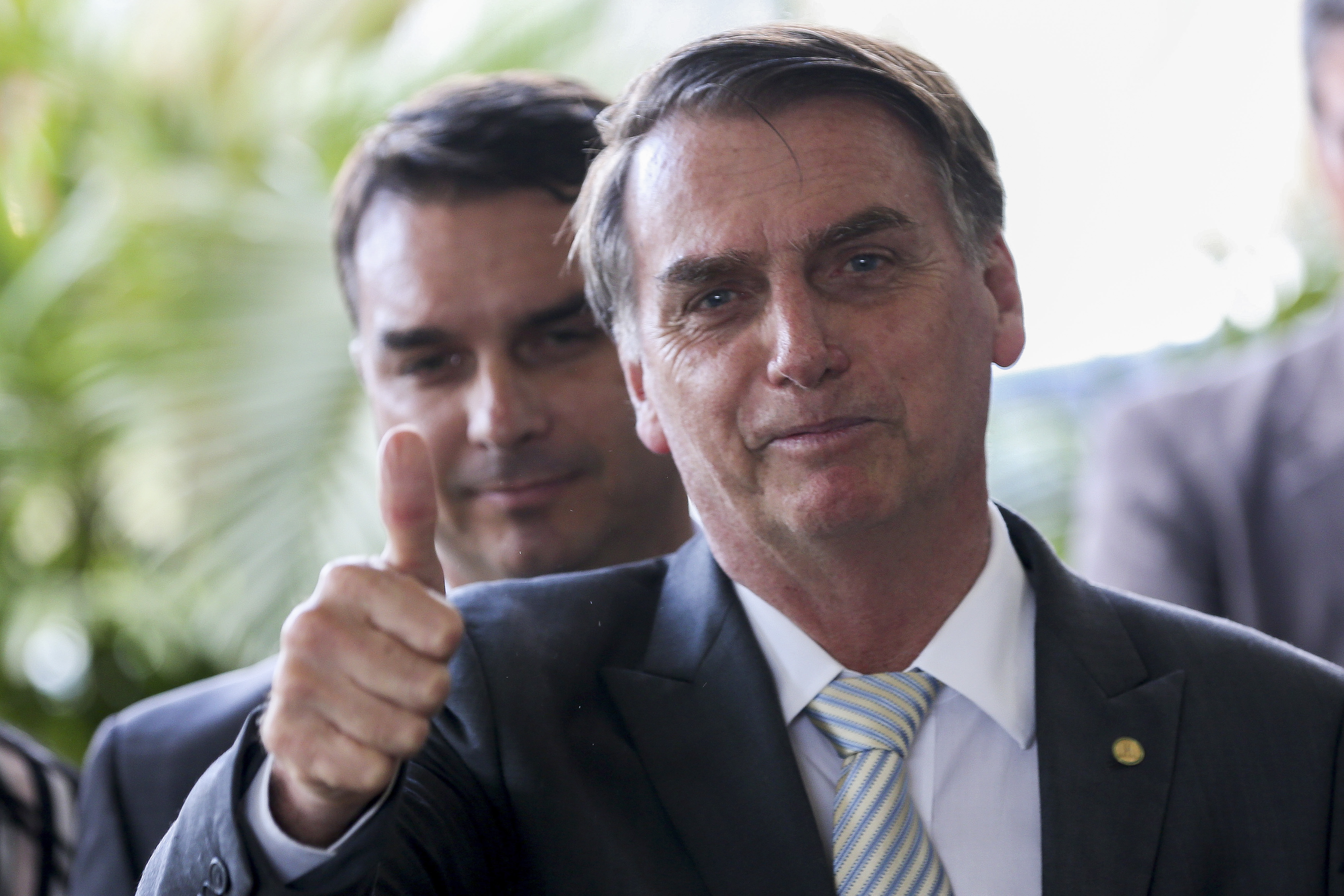 Moraes ouve PGR sobre visita de Flávio a Bolsonaro