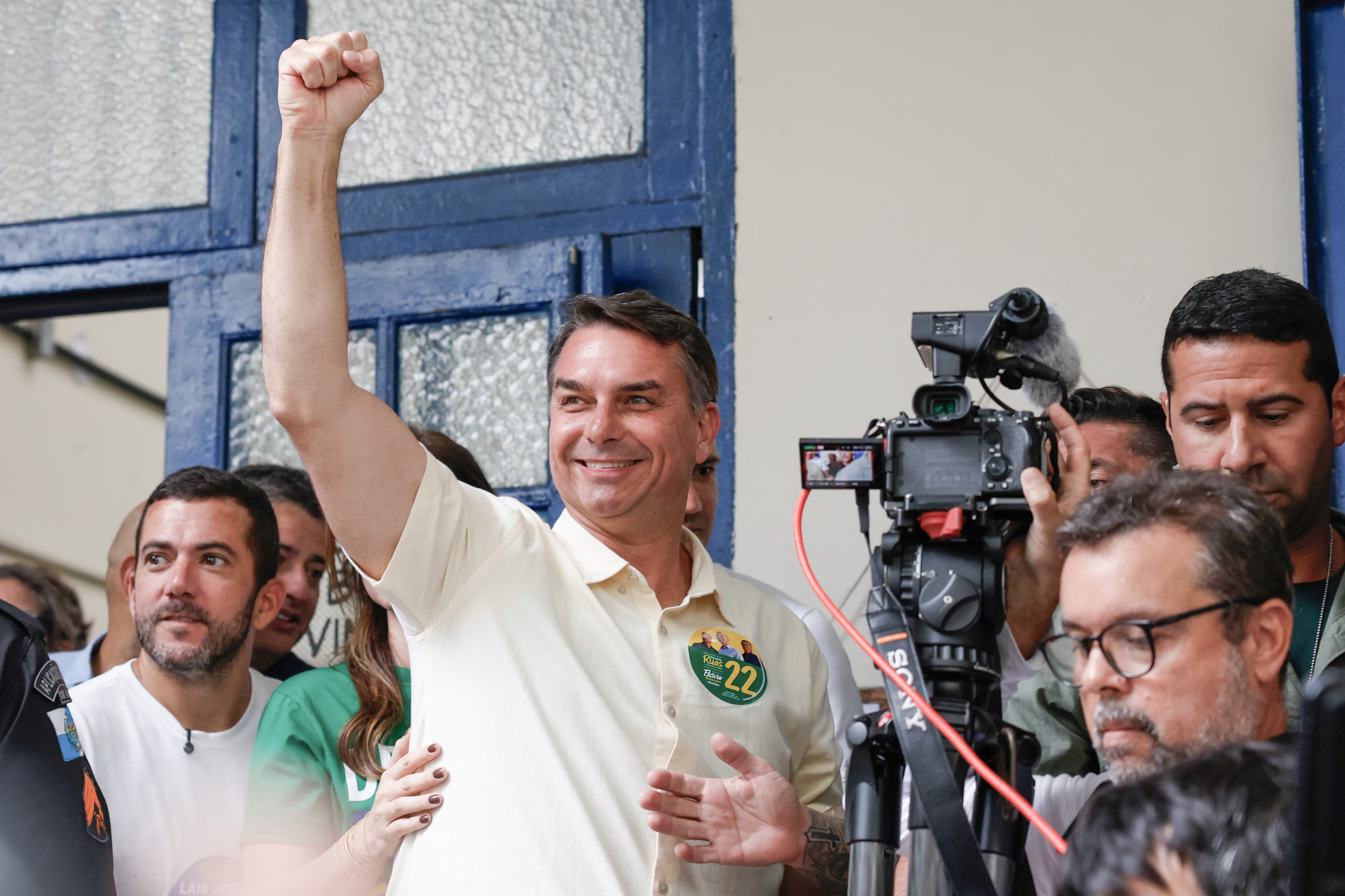 Flávio Bolsonaro nega fim do Bolsa Família e taxação do Pix
