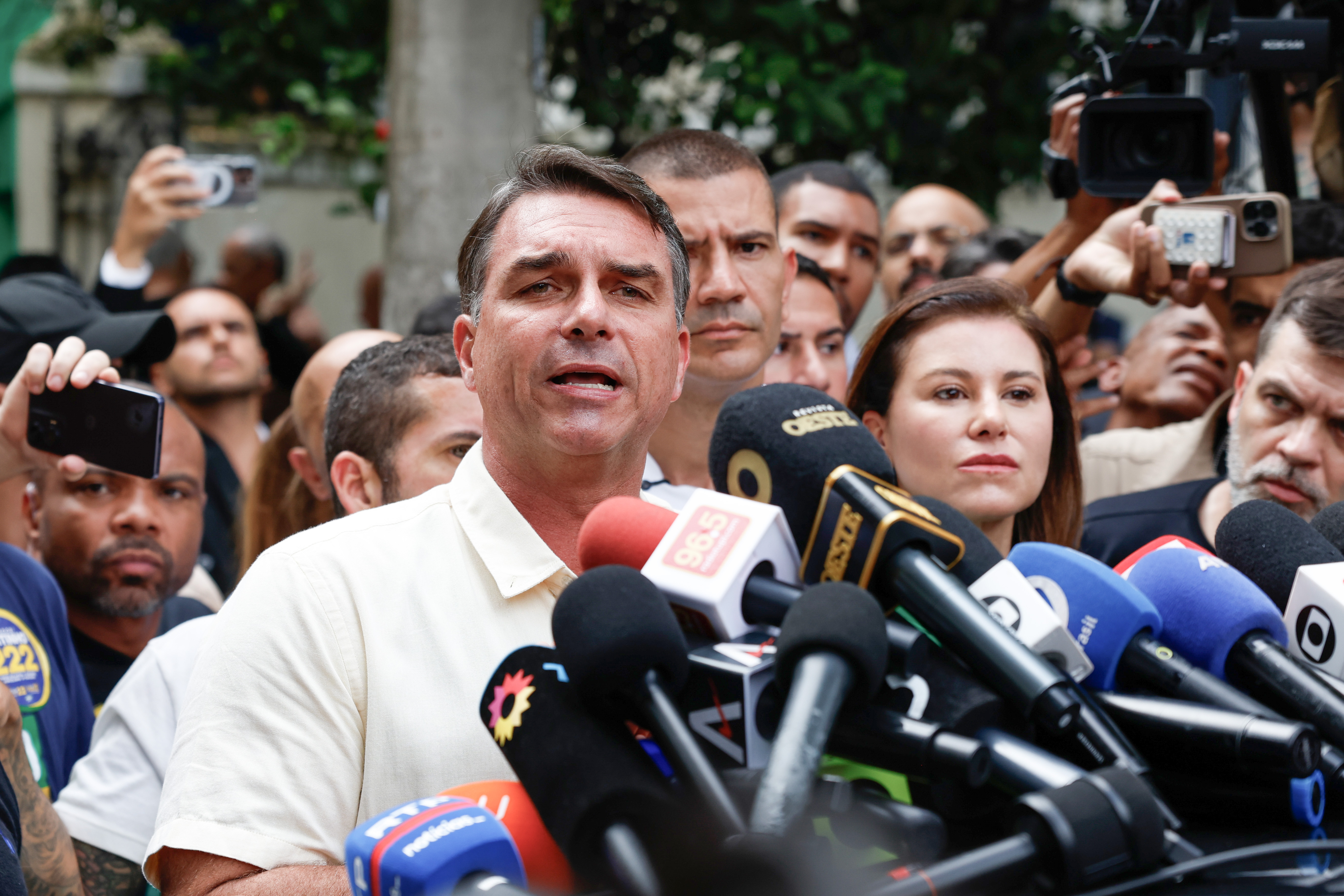 Flávio Bolsonaro confirma ida ao debate da Band de 18/10