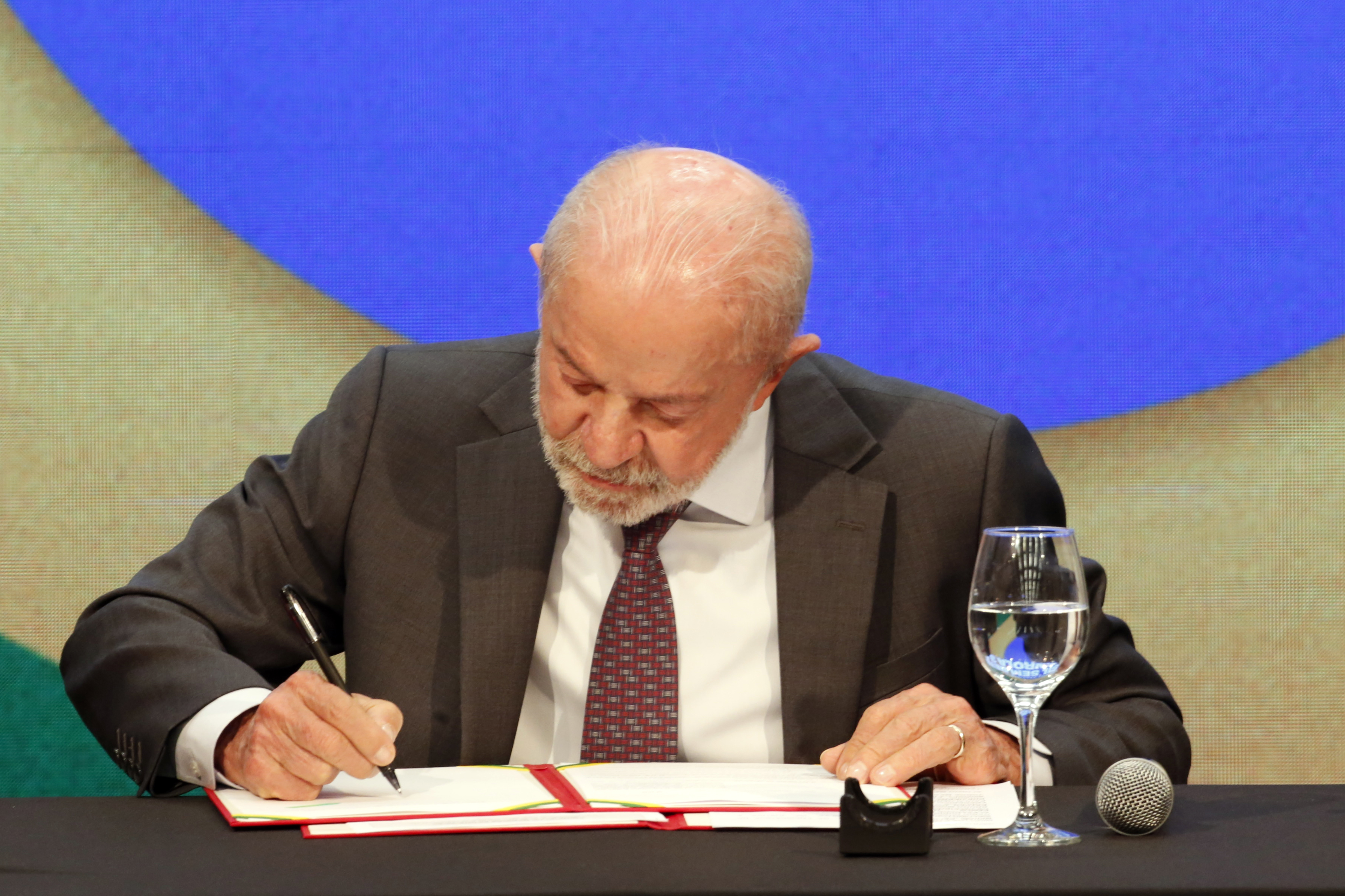 Governo Lula soma R$ 328,9 bi em benefícios em 2026