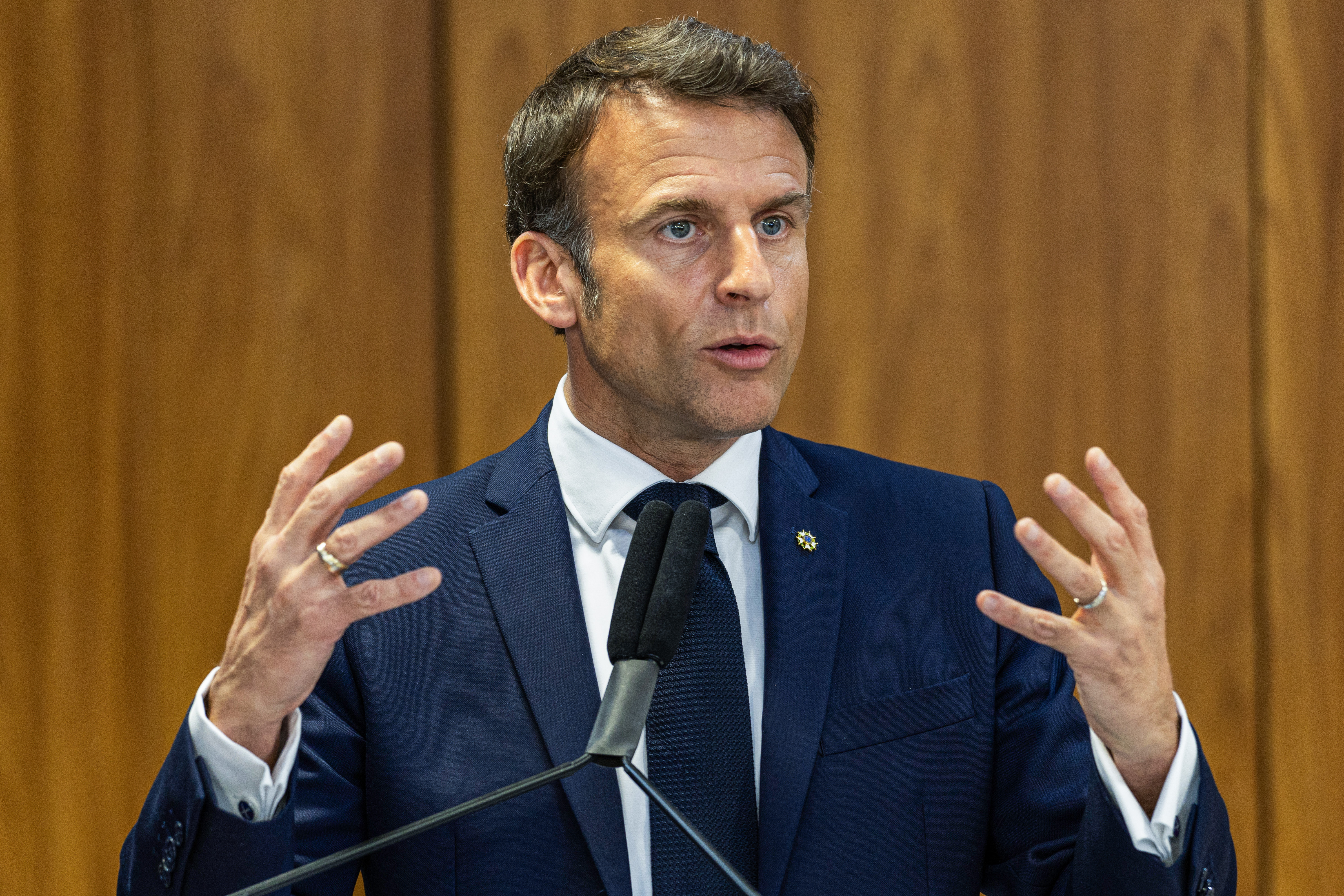 Macron rejeita demissão de ministro após protestos na França