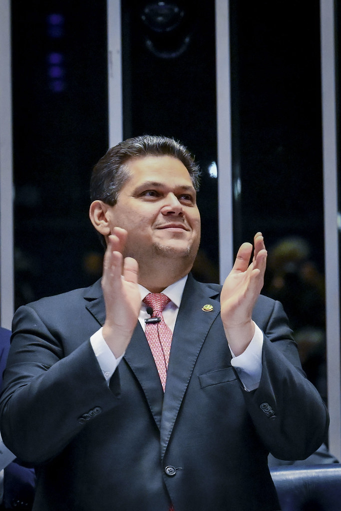 Alcolumbre adia PEC da Segurança para depois do 2º turno