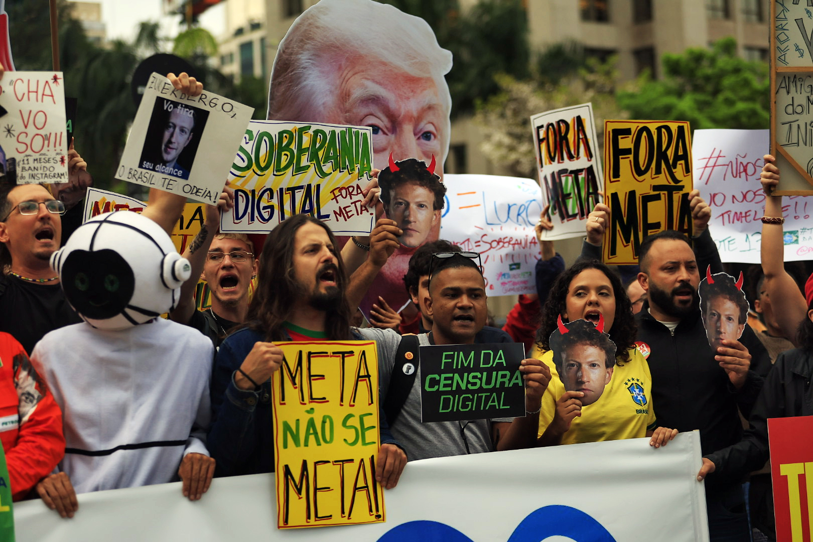 Meta diz ao TSE que trata Lula e Flávio de forma igual