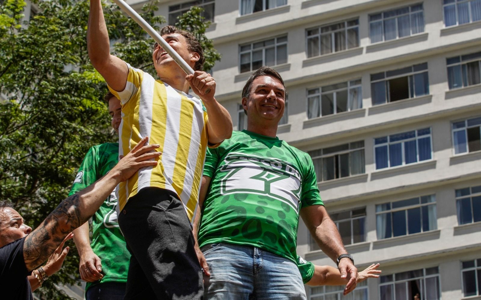 Flávio Bolsonaro reúne Gusttavo Lima e outros sertanejos