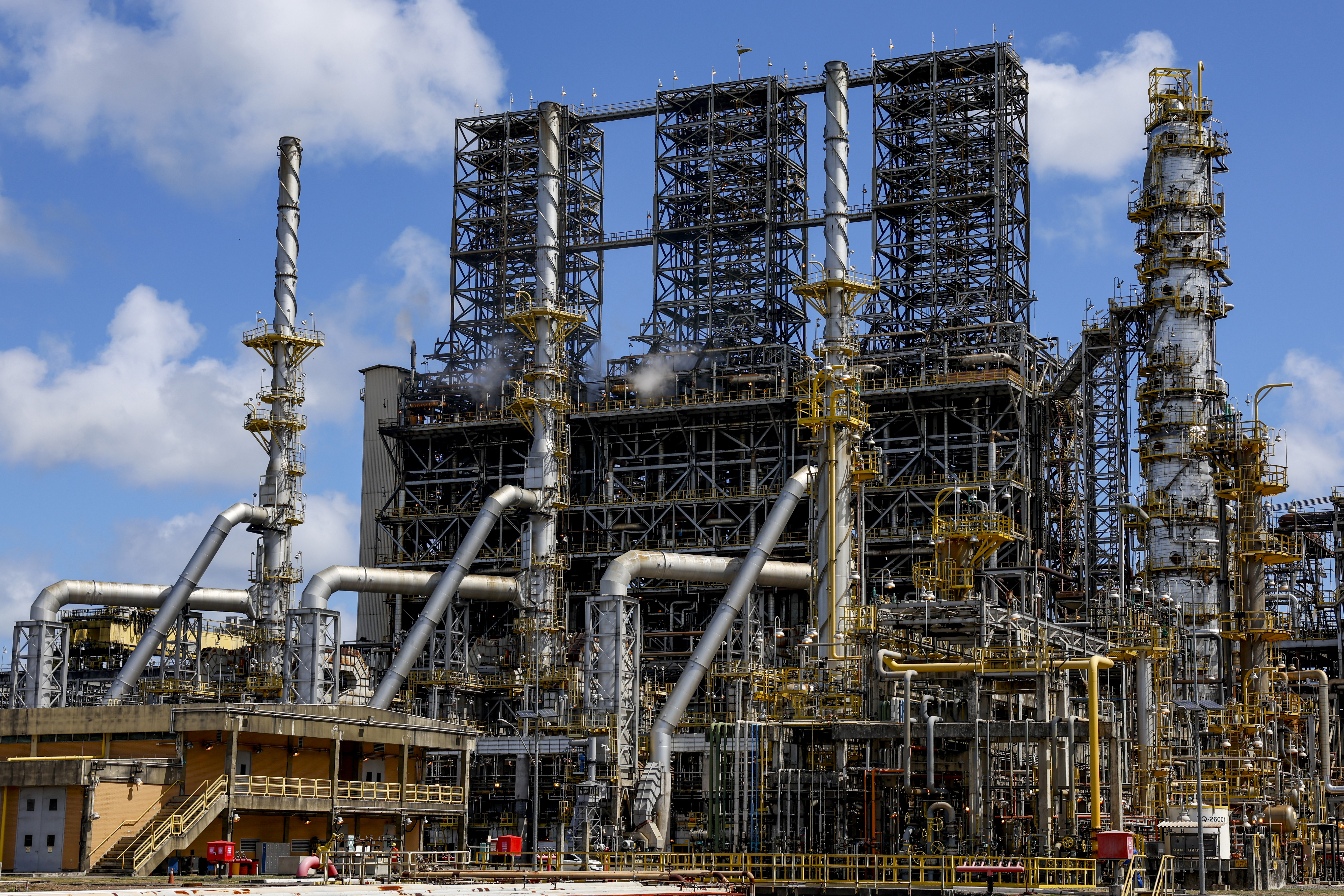 Petróleo passa de US$ 111 e atinge maior valor em 5 meses