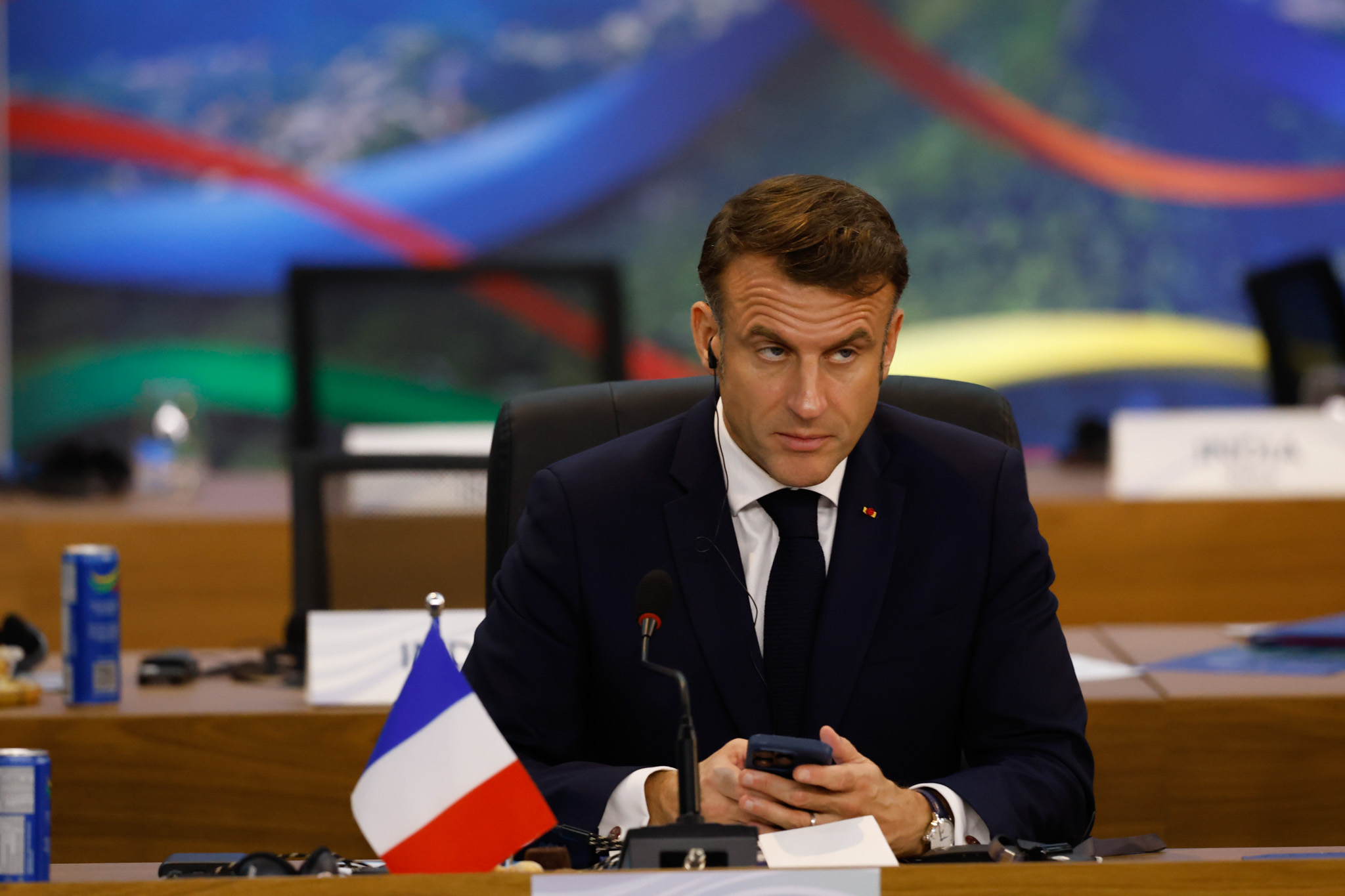 Macron proíbe protestos na França e só libera sindicatos