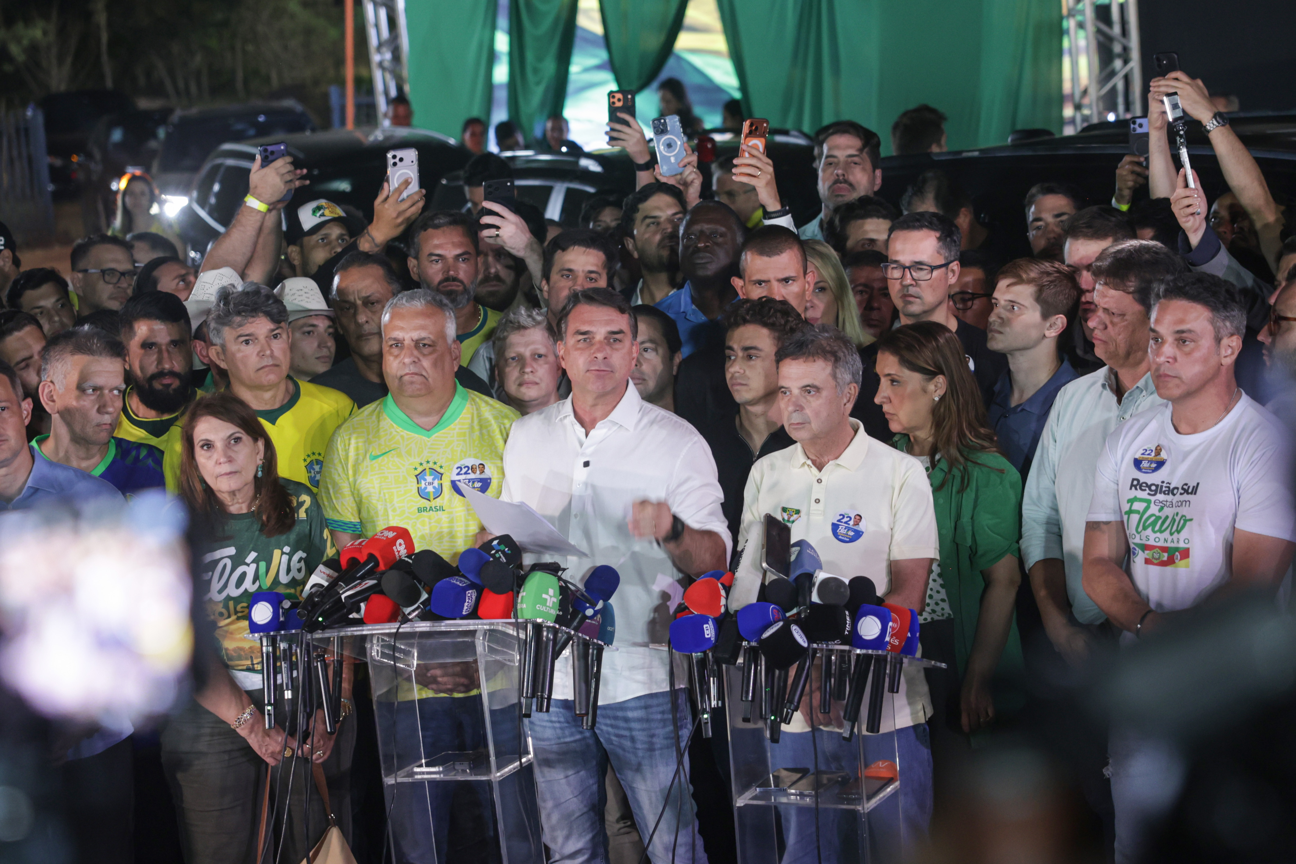 Flávio Bolsonaro está a caminho dos EUA, confirmam pessoas próximas à família