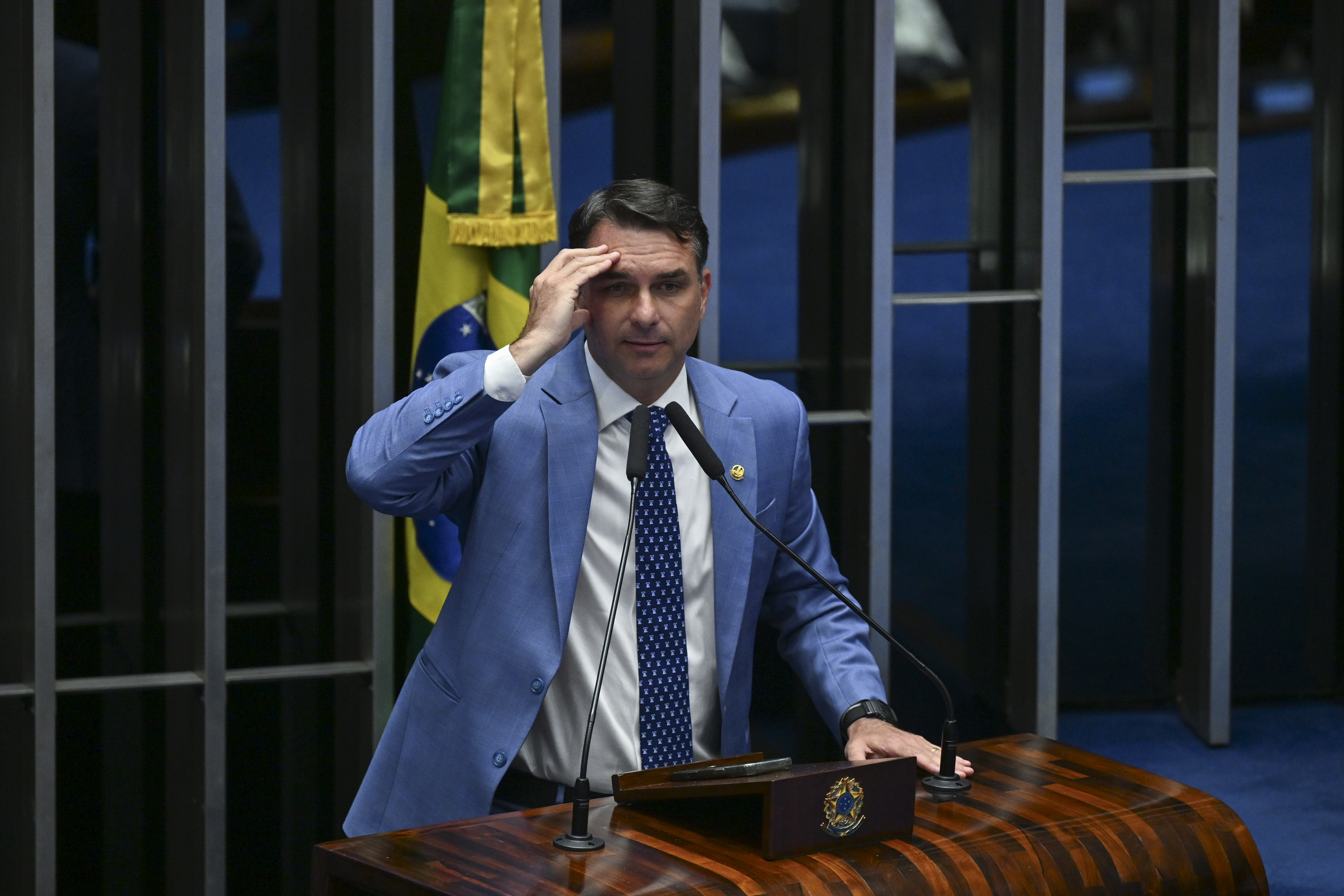 Flávio Bolsonaro venceu Lula por 81 votos a 74 entre os presos da Papuda no 2º turno