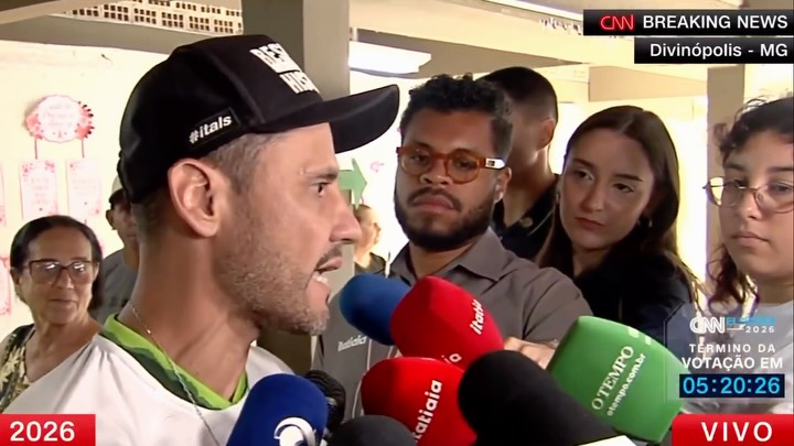 Cleitinho, eleito governador de MG fala com jornalistas ao chegar para votação em Divinópolis
