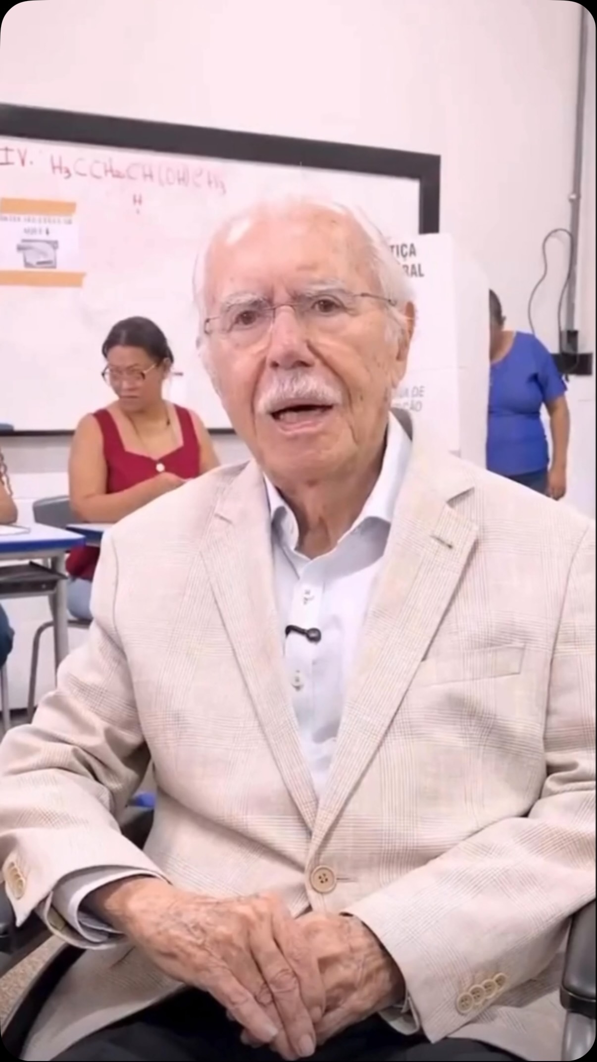 O ex-presidente José Sarney registrou seu voto em São Luís