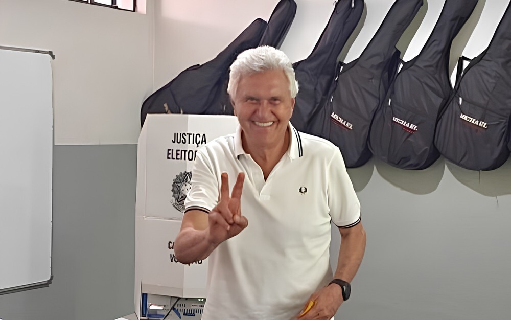 Ronaldo Caiado vota  e reforça apoio a Flávio Bolsonaro no segundo turno