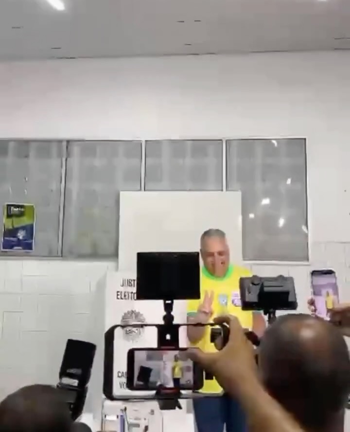 Alfredo Gaspar, vice de Flávio Bolsonaro, chega para votação em Maceió