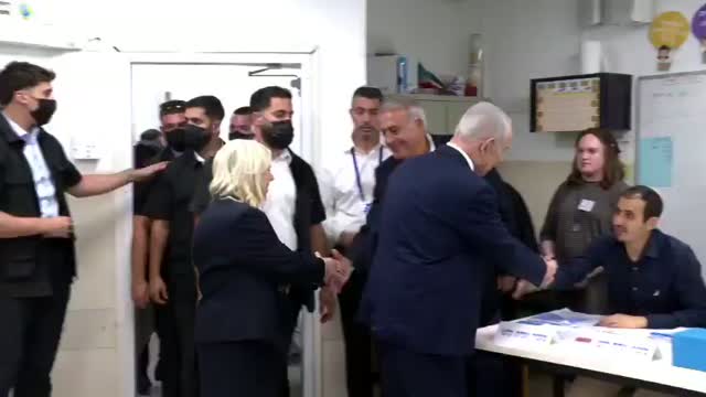 Netanyahu vota em Israel enquanto disputa seu sétimo mandato