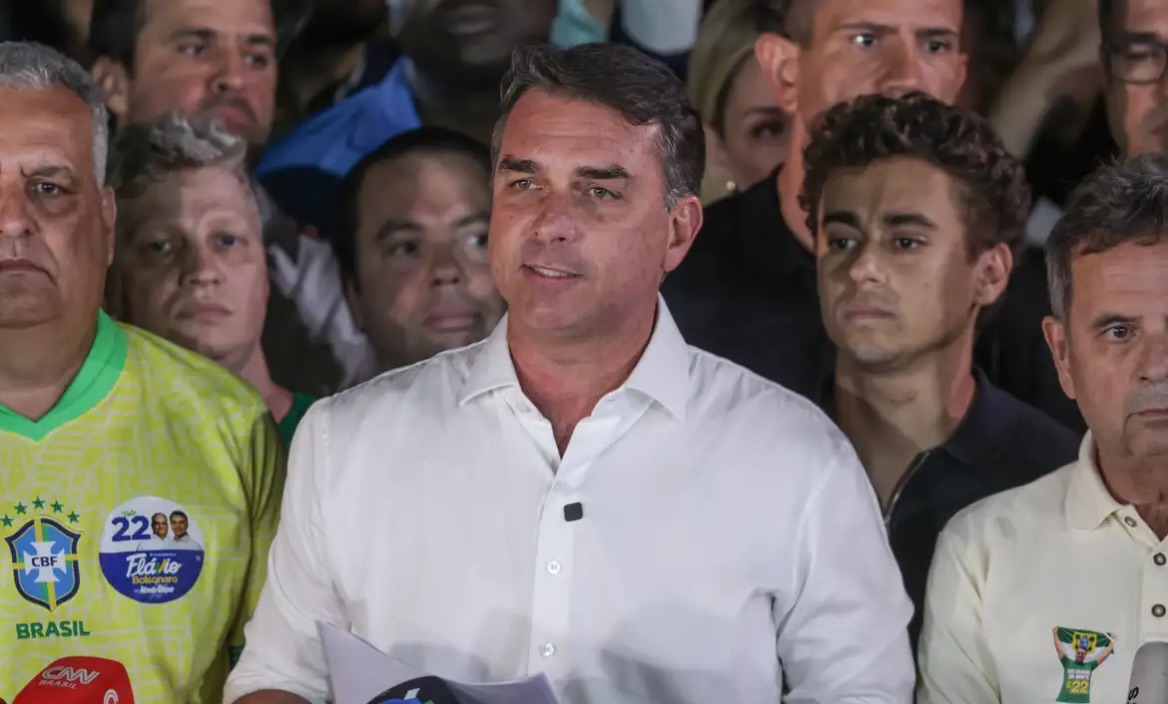 Flávio Bolsonaro está em voo para os EUA, afirma Metrópoles