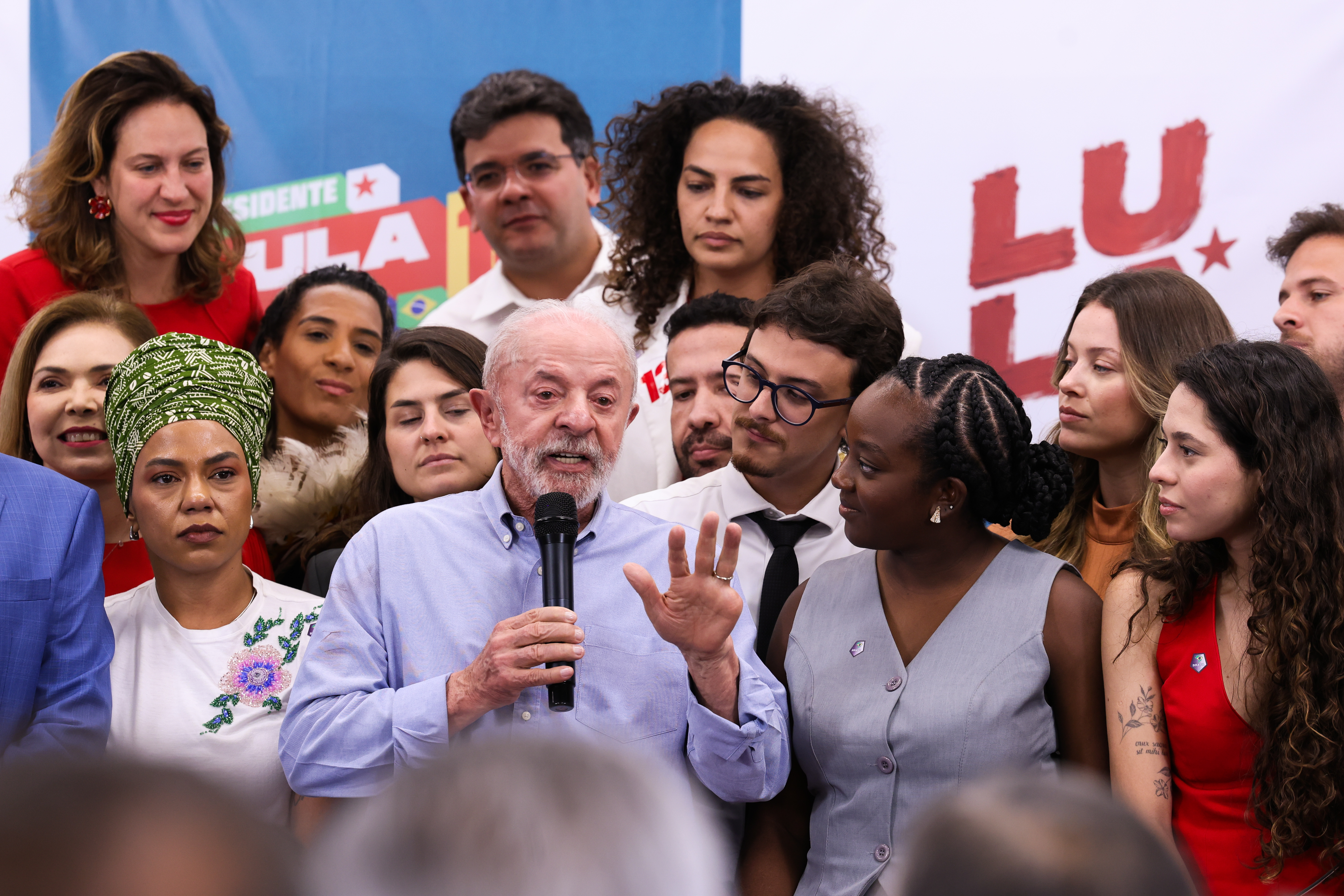 Lula anunciou o novo lema de sua campanha: “Para o povo trabalhador, proteção; para o bandido, prisão”.