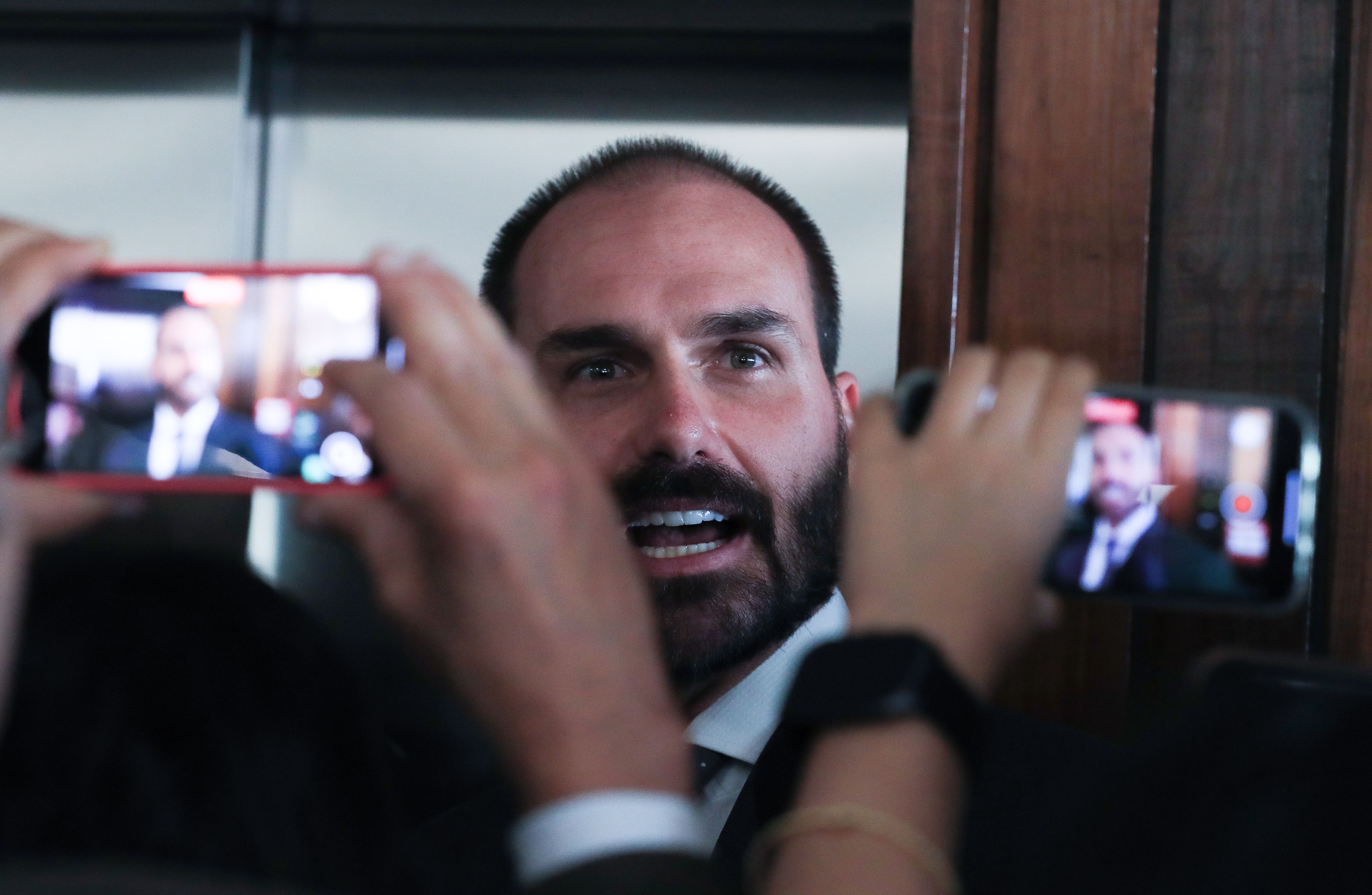 Moraes expede mandado de prisão contra Eduardo Bolsonaro