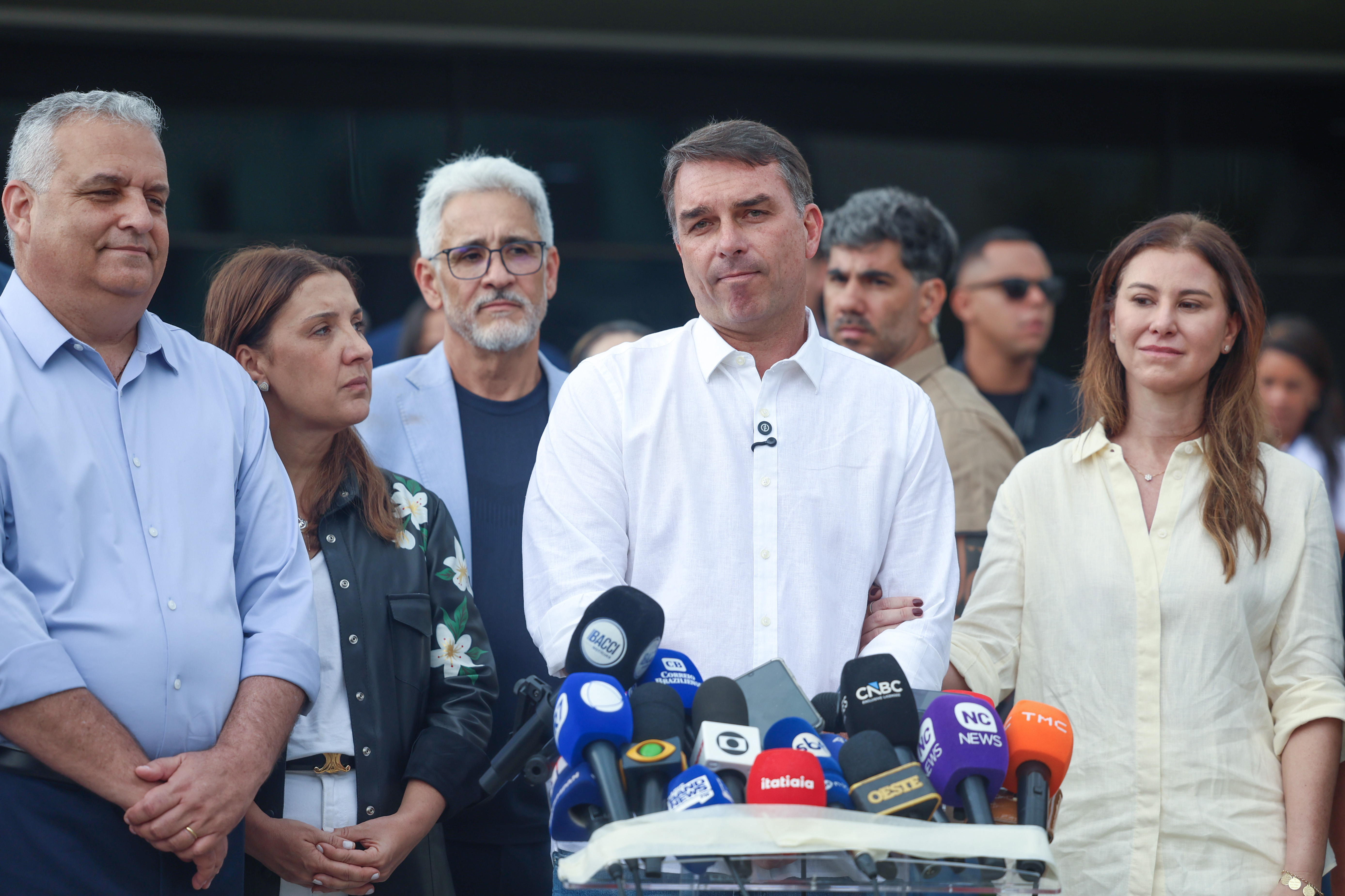 Flávio Bolsonaro diz que vai votar pelo fim da escala 6x1