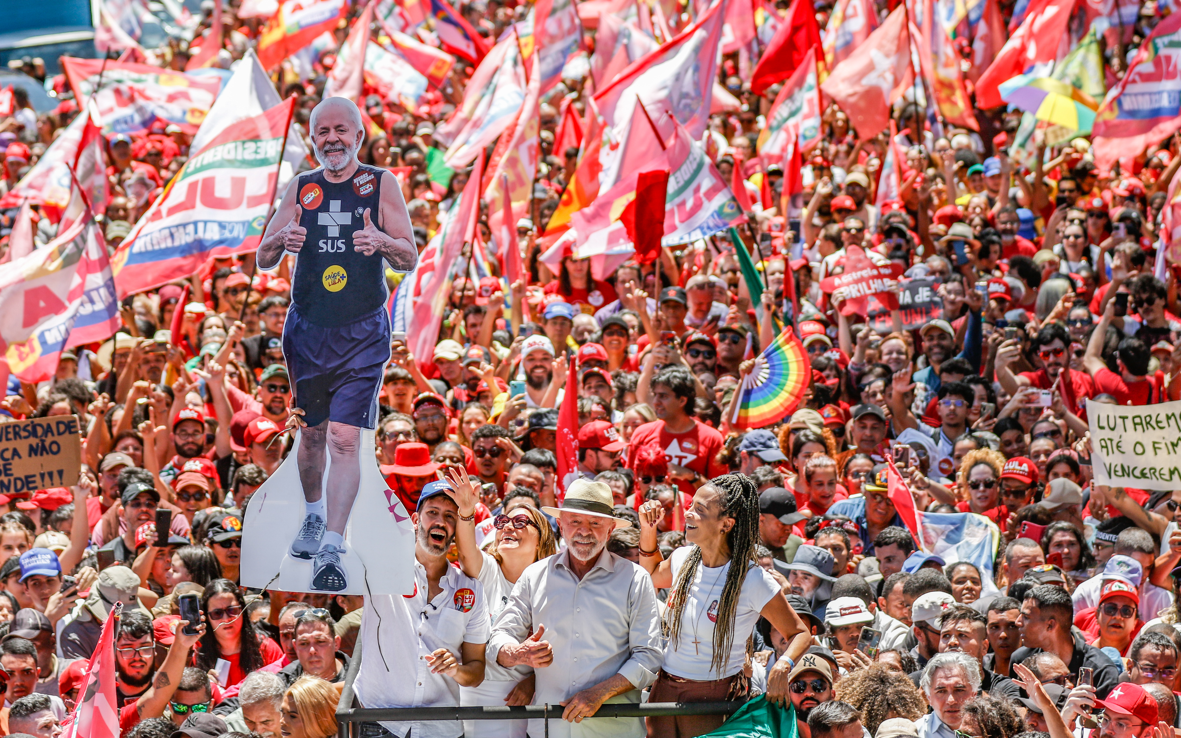 Lula faz ato na Paulista e mira quem não votou no 1º turno