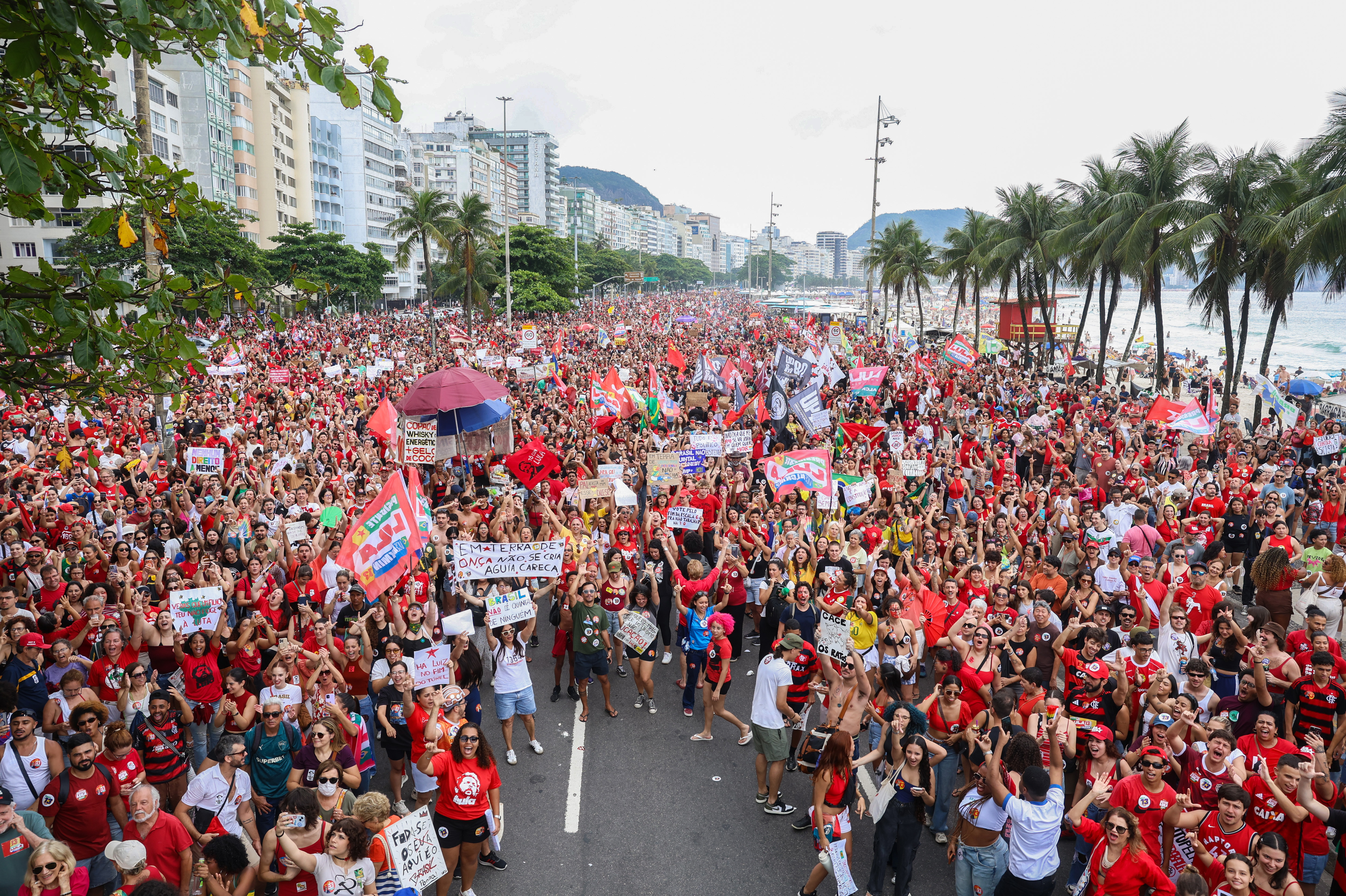 Apoiadores de Lula fazem ato em Copacabana, no Rio