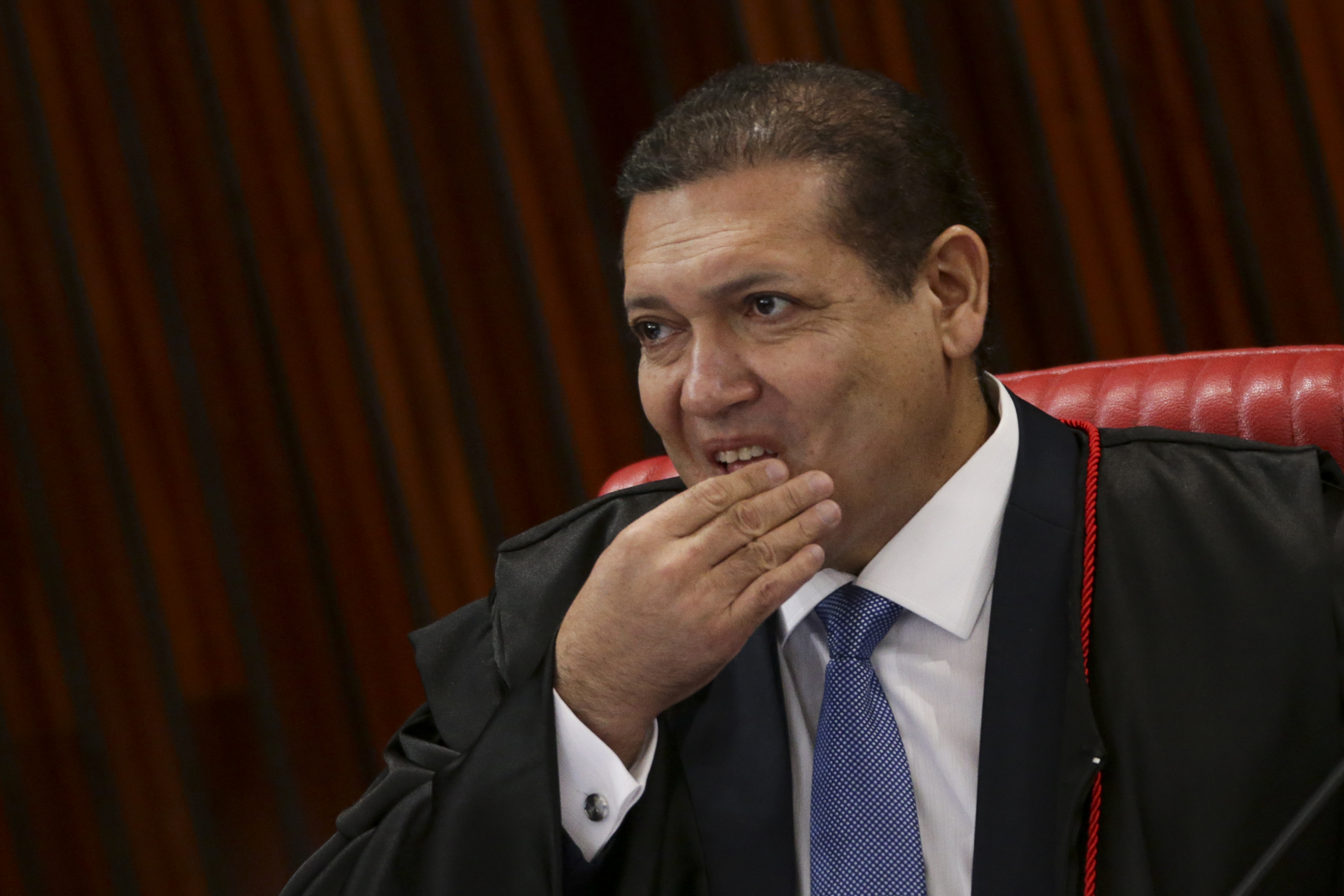 Nunes Marques chama campanhas de Lula e Flávio ao TSE