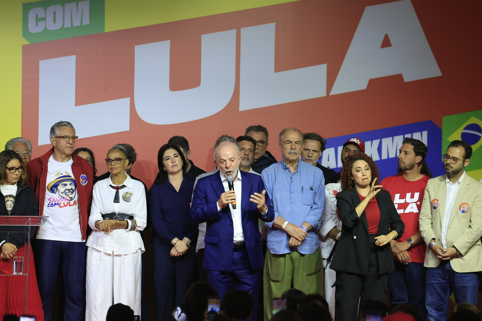 Governo Lula cria programa para bloquear celular em presídios