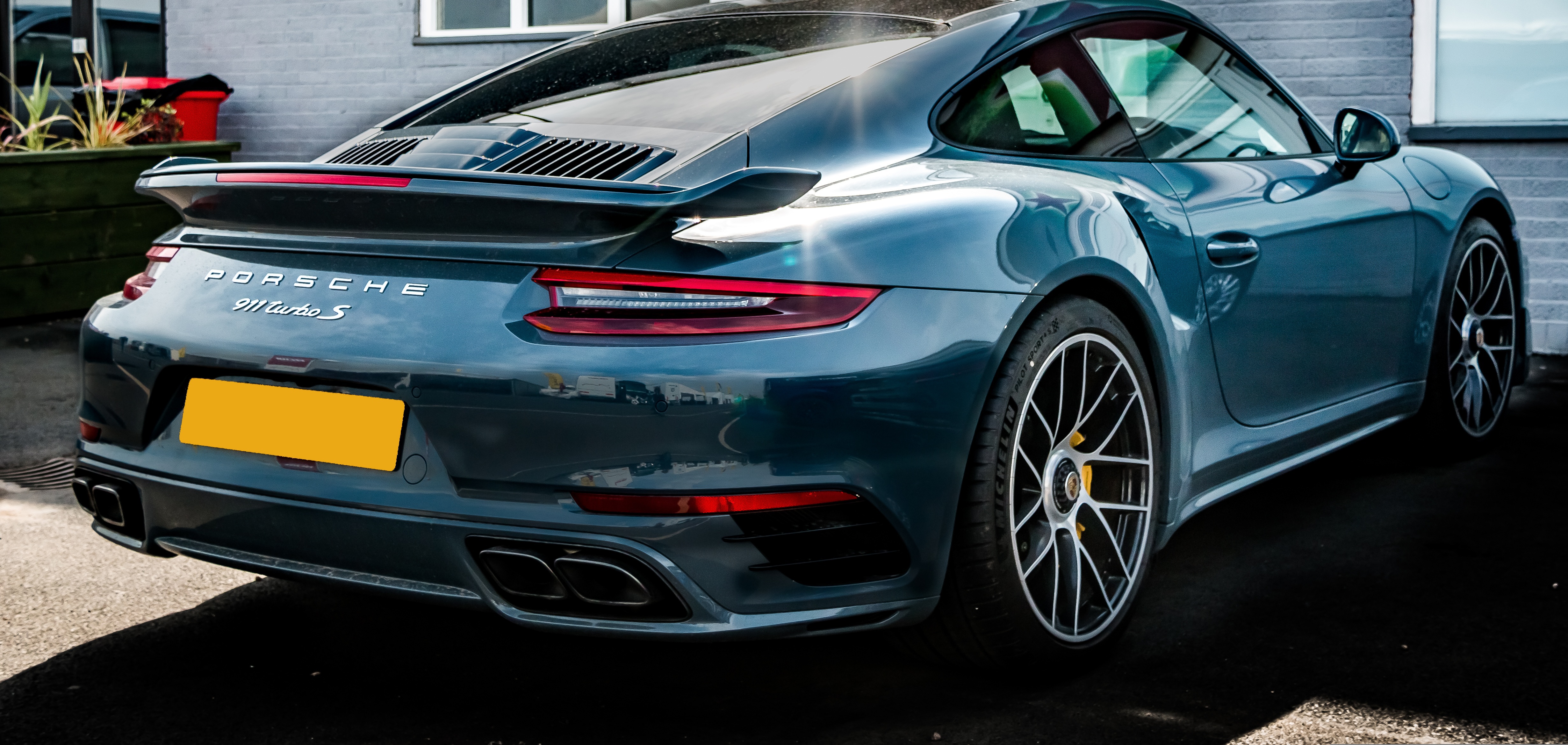 Porsche vai cortar 9 mil empregos e vender fatia na Bugatti