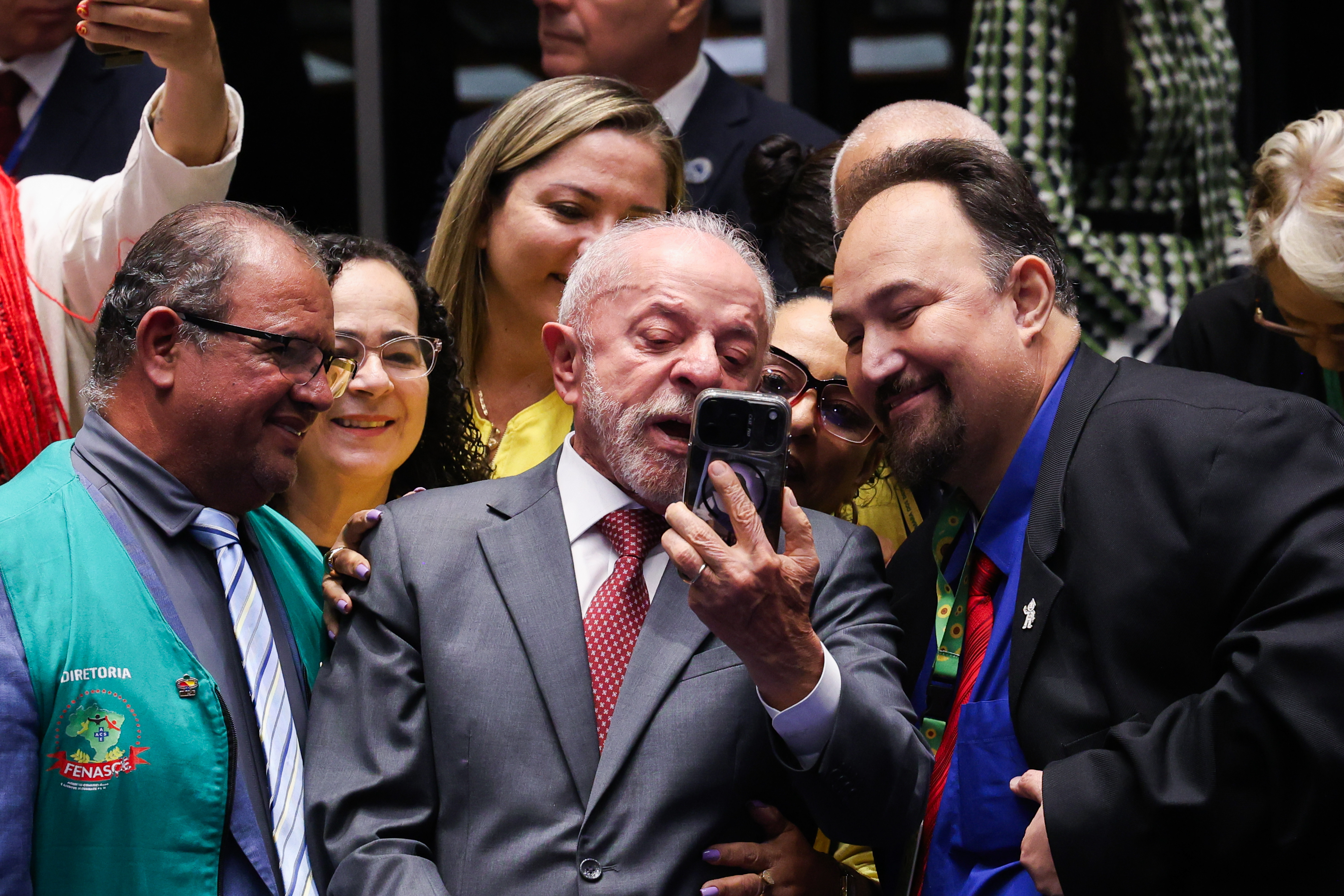 TSE manda Meta dar tratamento igual a Lula e Flávio