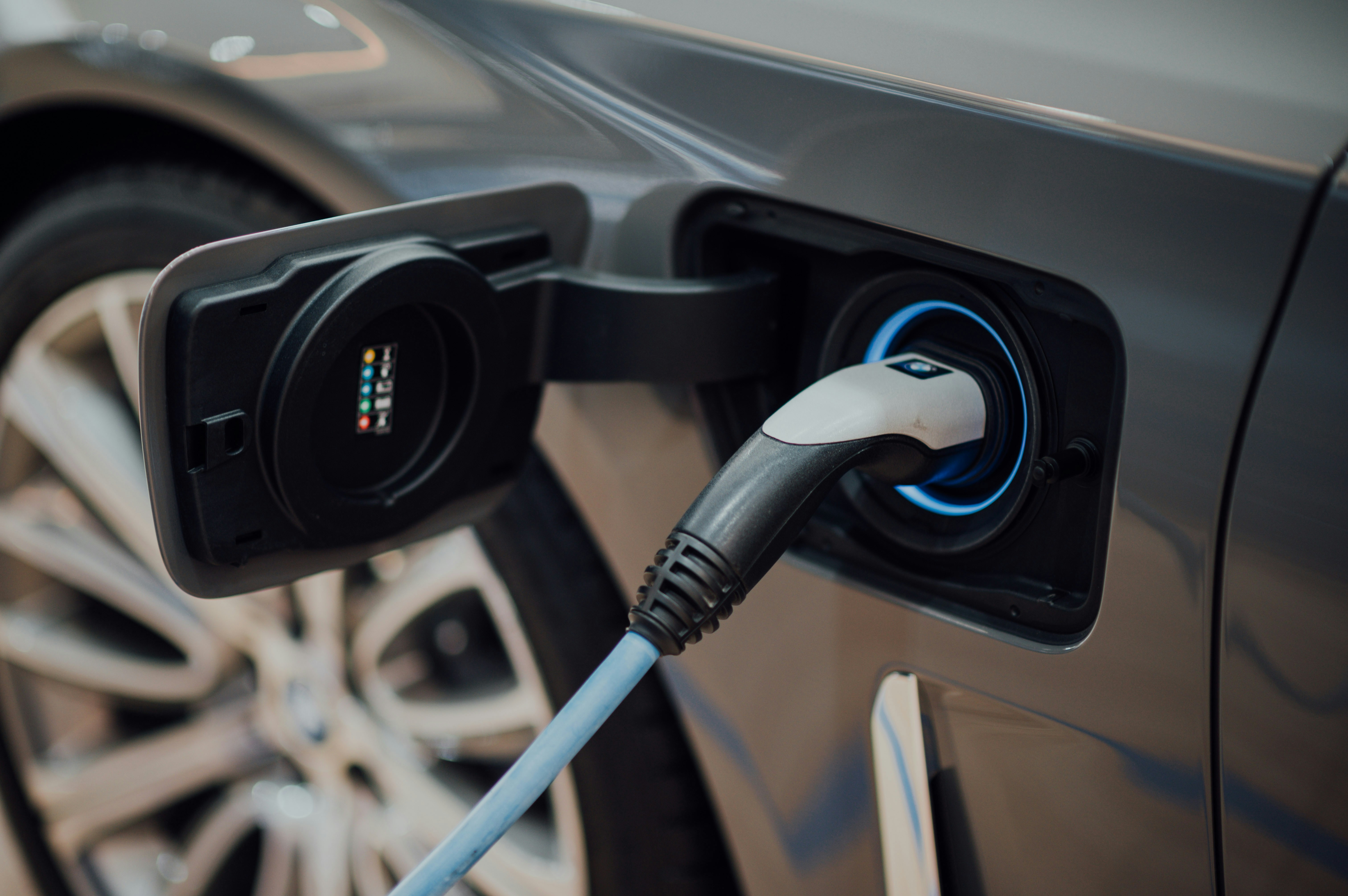 Carros elétricos e híbridos puxam 69% da alta de vendas
