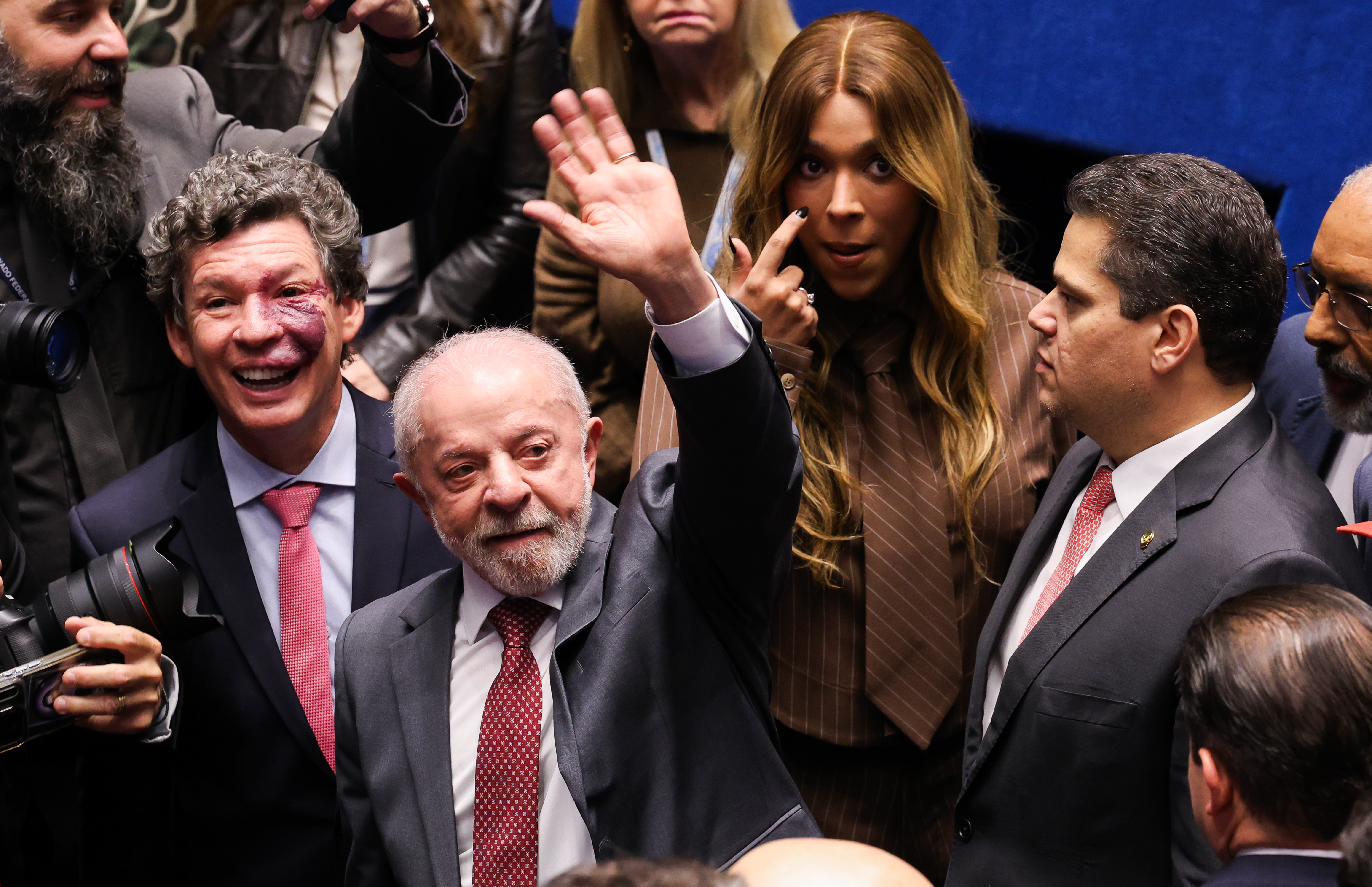 Lula promete abrir sigilo bancário dele e dos 5 filhos
