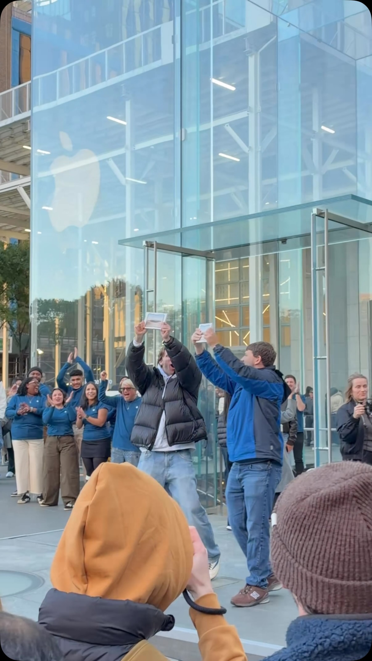 Primeiras pessoas compram iPhone Duo na Apple da 5ª Avenida, em Nova York